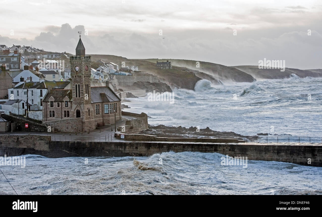 Massive Wellen in Porthleven bei einem Wintersturm in den Hafen/Clock Tower-Bereich Stockfoto