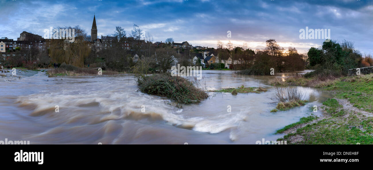 Malmesbury, Wiltshire, UK. 24. Dezember 2013. Die Sonne steigt am Heiligabend nach schwere Unwettern Großbritannien getroffen. In Wiltshire Hügel Stadt von Malmesbury platzt der Fluss Avon der Banken und eine Flut von Hochwasser-Rennen über den bereits gesättigten Auen. Die Geschichte Wetter verursachte weit verbreitete Störung um das Land machen die nationalen Nachrichten. Bildnachweis: Terry Mathews/Alamy Live-Nachrichten Stockfoto