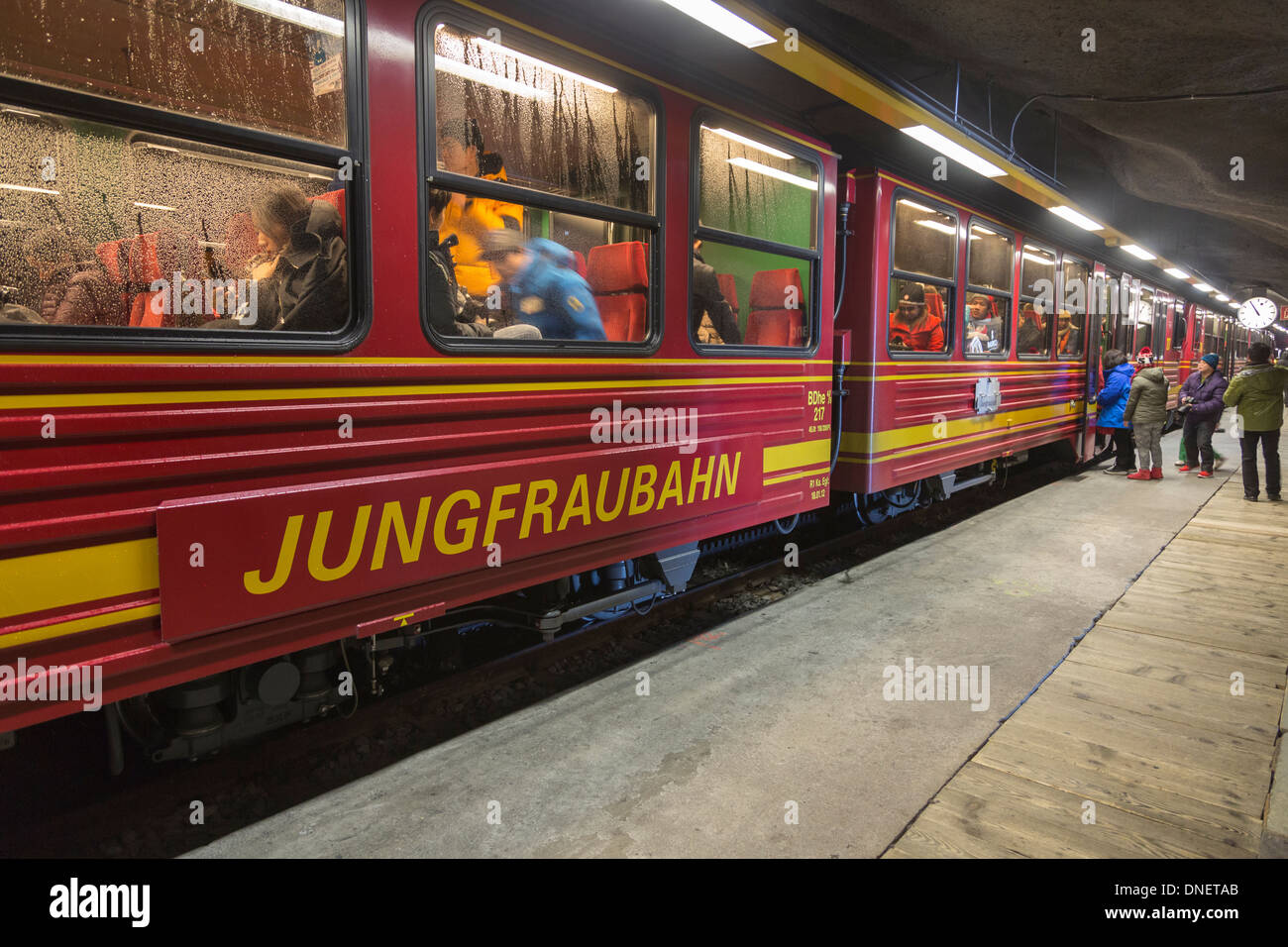 Jungfraubahn Eisenbahn hielten an Eigerwand Railway Station, Berner Alpen, Schweiz Stockfoto