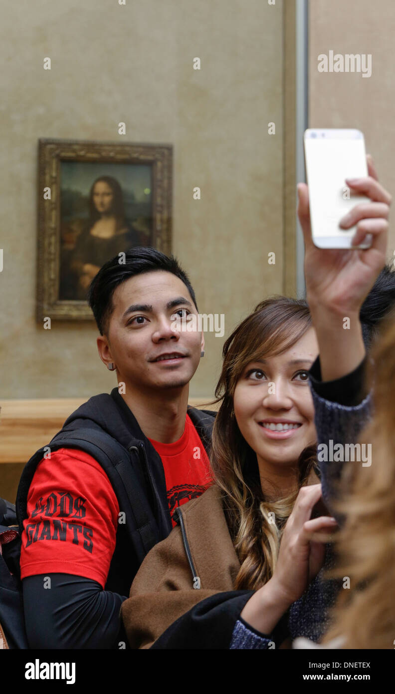 Menschen nehmen Selfie Fotos vor der Mona Lisa Gemälde von Leonardo da Vinci, Louvre-Museum, Paris, Frankreich Stockfoto