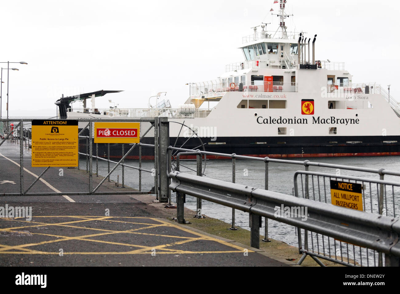 Largs, North Ayrshire, Schottland, Großbritannien, Dienstag, 24. Dezember 2013. Die Sturmstärke windert mit Böen von bis zu 90 mph für Heiligabend, traf den Firth of Clyde an der Westküste Schottlands, was die Schließung des Largs Pier und die kaledonische MacBrayne Fähre nach Cumbrae storniert und im Hafen zum Schutz anlegt Stockfoto