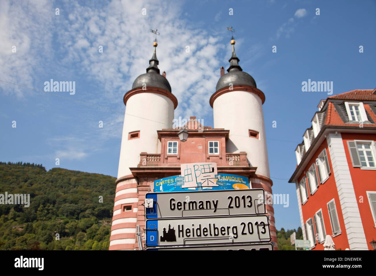 Alte Brücke Tor und Souvenir-Kfz-Kennzeichen in Heidelberg, Baden-Württemberg, Deutschland Stockfoto