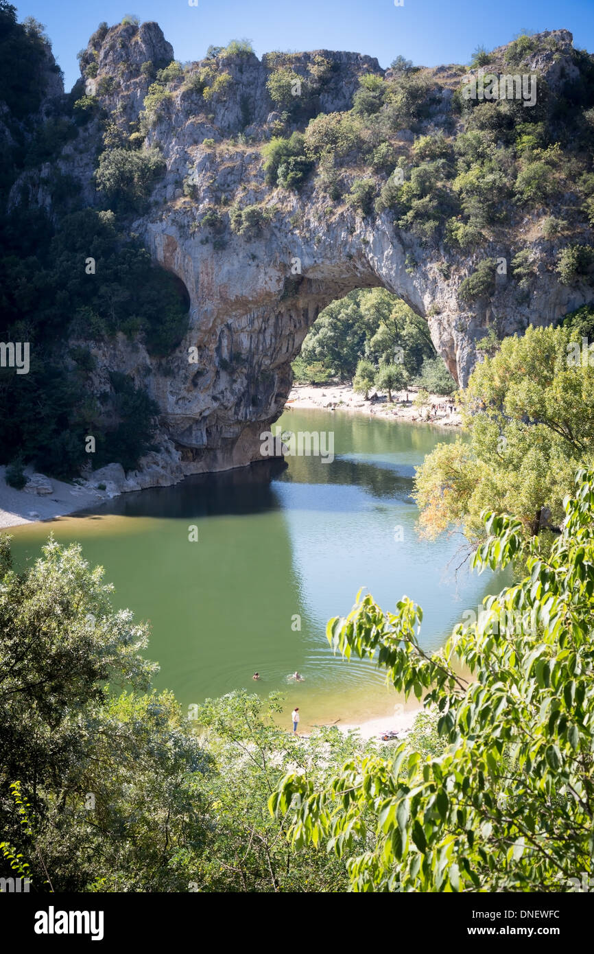 Fluss Ardèche, Frankreich, Europa. Die berühmte Pont d ' Arc über den schönen mäandernden Fluss. Stockfoto