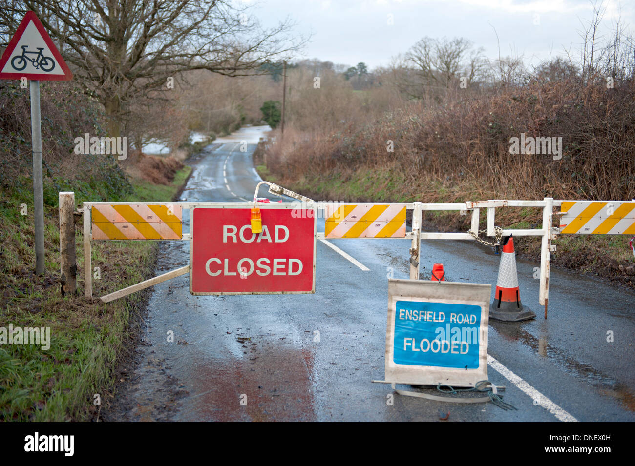 Tonbridge, Kent, UK 24. Dezember 2013. Der Fluss Medway Überschwemmungen an der Tonbridge, Leigh Straße Credit: Patrick Nairne/Alamy Live-Nachrichten Stockfoto