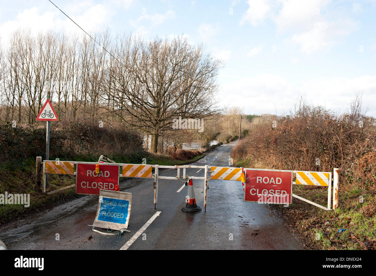 Tonbridge, Kent, UK 24. Dezember 2013. Der Fluss Medway Überschwemmungen an der Tonbridge, Leigh Straße Credit: Patrick Nairne/Alamy Live-Nachrichten Stockfoto