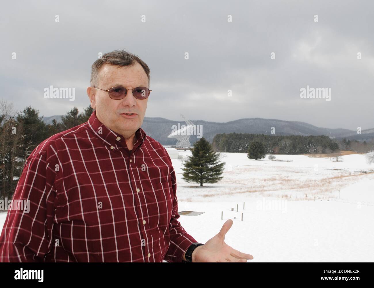 Grüne Bank, West Virginia, USA. 15. Dezember 2013. Mitarbeiter Dave Curry steht vor dem Teleskop am National Radio Astronomy Observatory (NRAO) in Green Bank, West Virginia, USA, 15. Dezember 2013. In der Umgebung gibt es Radio Quiet Zone, so dass größte lenkbare Radioteleskop der Welt die schwächste Signale abholen können, sind daher keine Mobiltelefone oder Wifi erlaubt. Foto: Antje Passenheim, Dpa/Alamy Live News Stockfoto