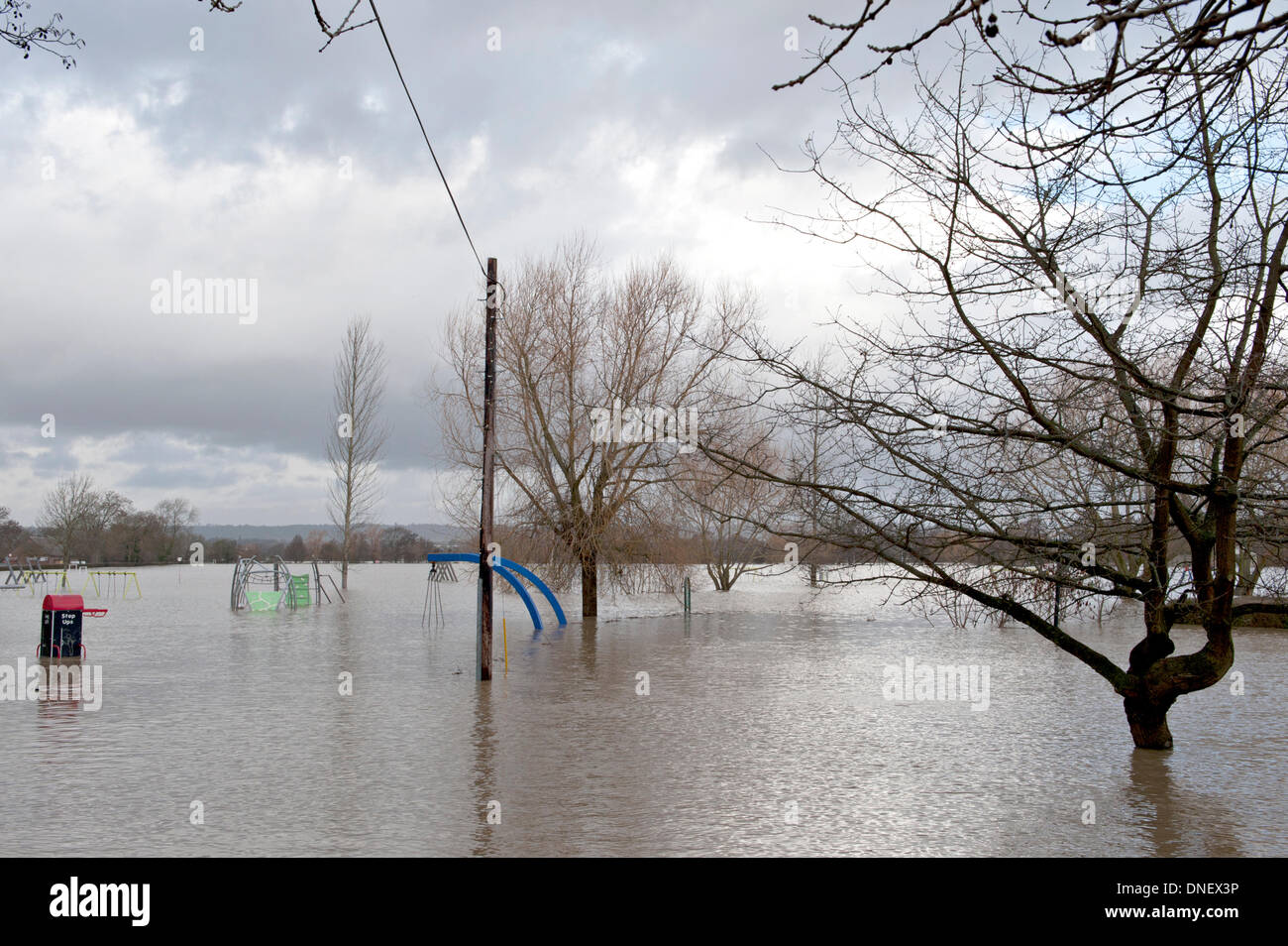 Tonbridge, Kent, UK 24. Dezember 2013. Der Fluss Medway Überschwemmungen in der Nähe Sportsfields Credit: Patrick Nairne/Alamy Live-Nachrichten Stockfoto