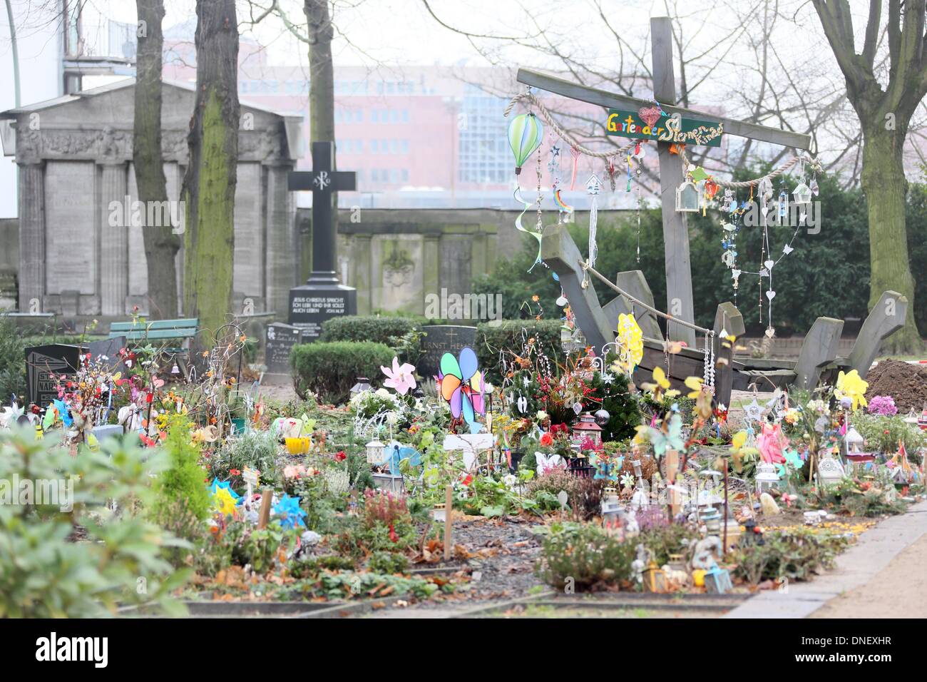 Der "Garten der Sternenkinder" (beleuchtet: Garten der Sternenkinder) der Alte St. Matthäus Friedhof für Verstorbene Kinder in Berlin, Deutschland, 20. Dezember 2013 Teil. Foto: Stephanie Pilick/dpa Stockfoto