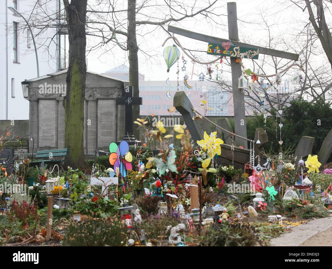 Der "Garten der Sternenkinder" (beleuchtet: Garten der Sternenkinder) der Alte St. Matthäus Friedhof für Verstorbene Kinder in Berlin, Deutschland, 20. Dezember 2013 Teil. Foto: Stephanie Pilick/dpa Stockfoto