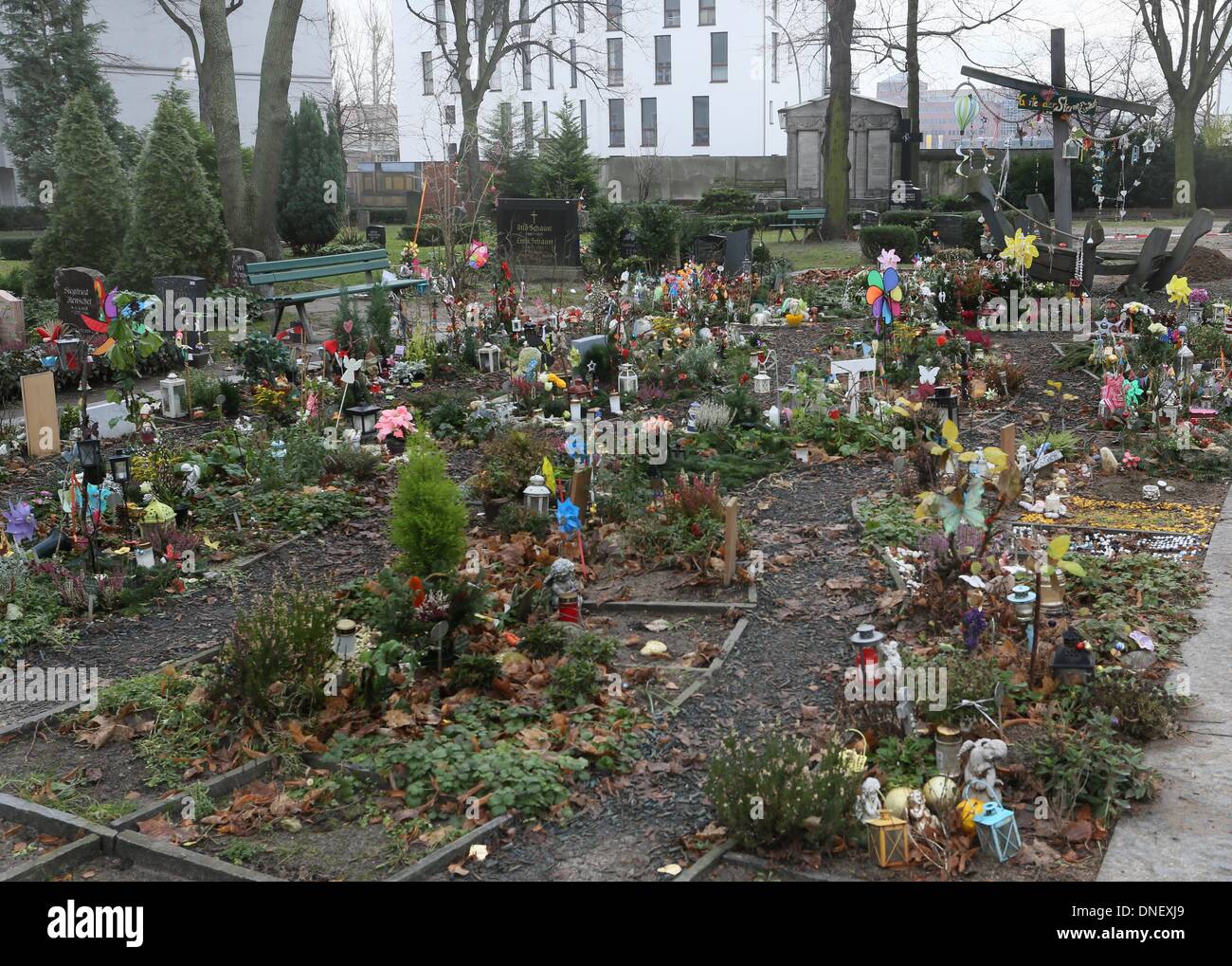 Der "Garten der Sternenkinder" (beleuchtet: Garten der Sternenkinder) der Alte St. Matthäus Friedhof für Verstorbene Kinder in Berlin, Deutschland, 20. Dezember 2013 Teil. Foto: Stephanie Pilick/dpa Stockfoto