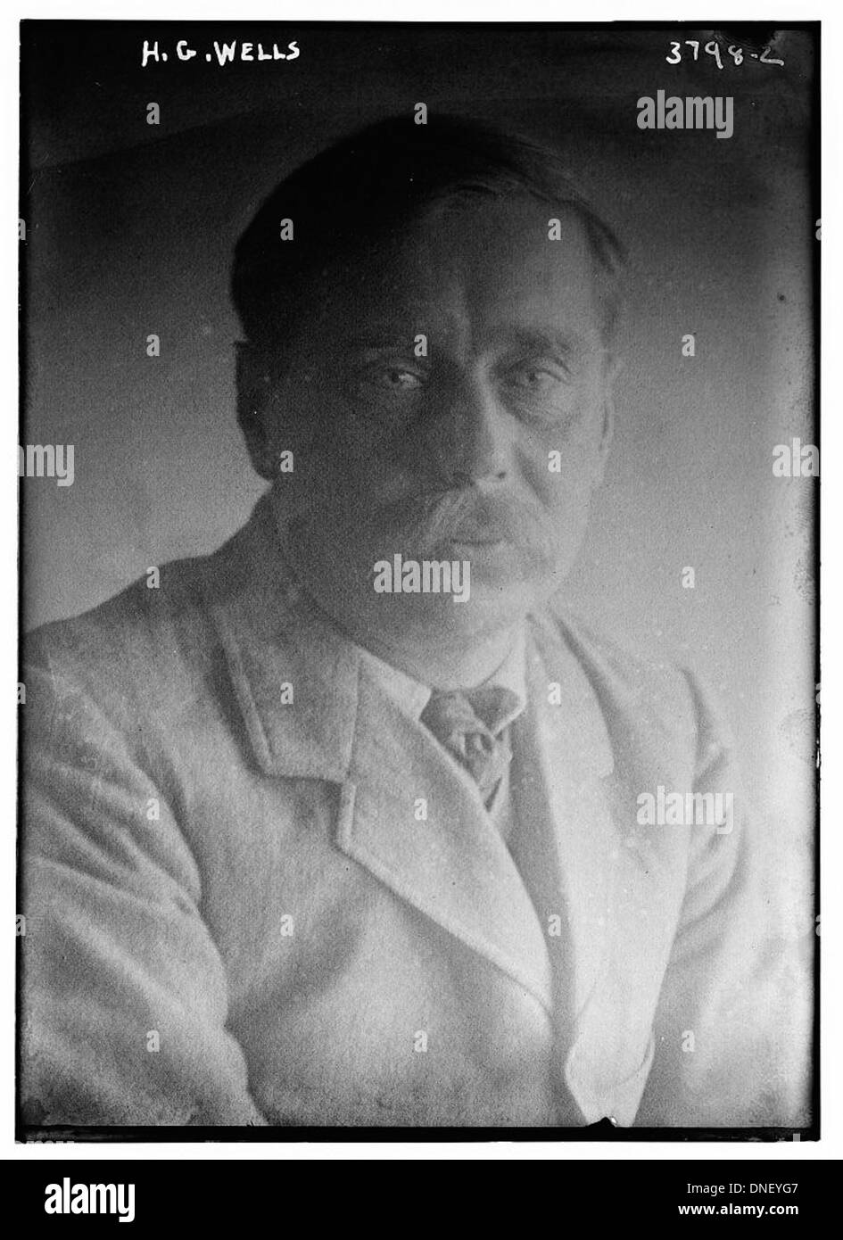 Ein Porträt von H. G. Wells, einem bekannten britischen Schriftsteller, der für seine Science-Fiction-Werke bekannt ist. Dieses Bild, das in der Library of Congress untergebracht ist, zeigt den Beitrag der literarischen Figur zur Literatur. Stockfoto