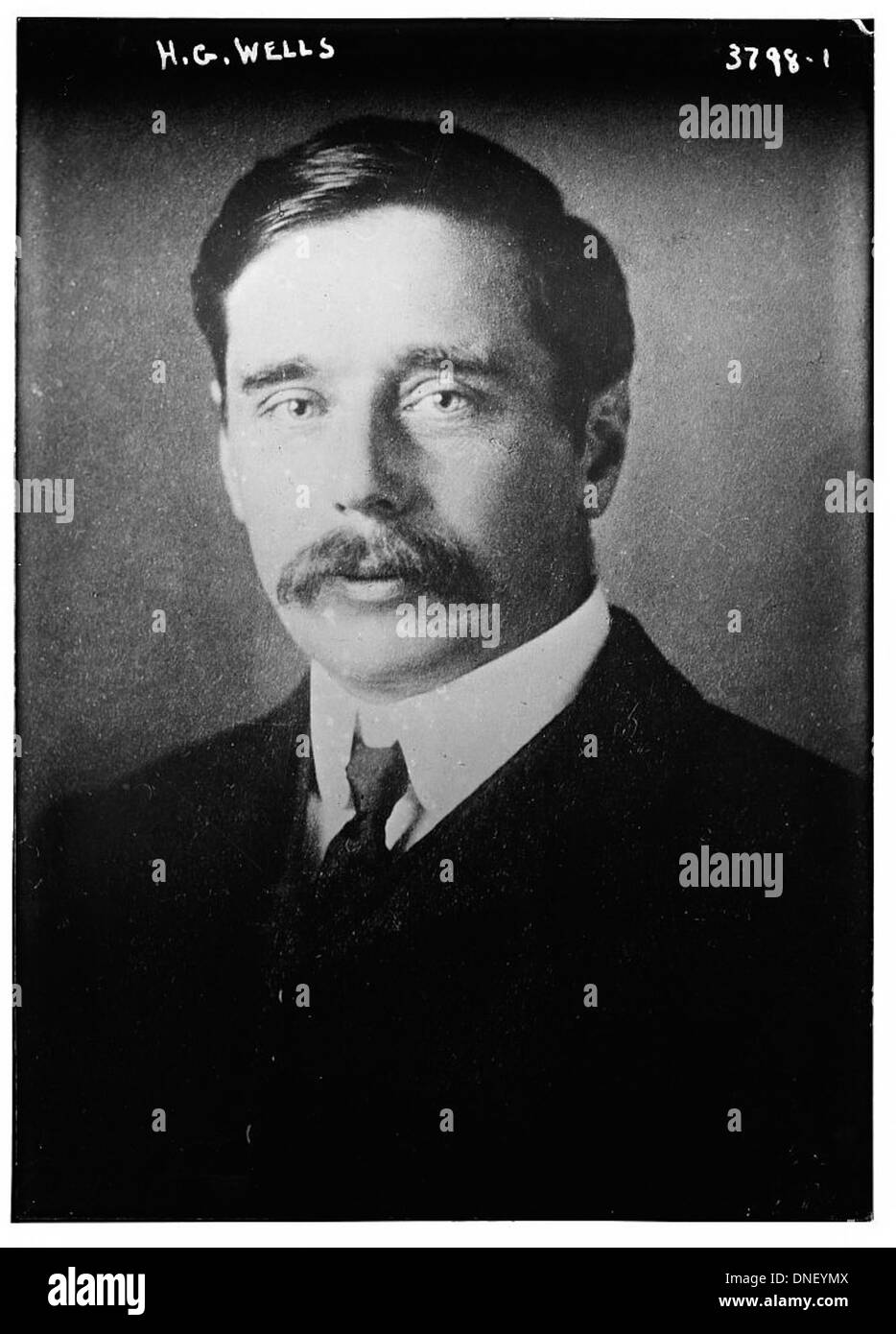 Dieses Bild von H.G. Wells, das in der Library of Congress gehalten wurde, stellt den berühmten britischen Schriftsteller und Denker dar. Dieses Foto ist bekannt für seine Arbeiten über Science-Fiction und soziale Themen und stellt sein intellektuelles Erbe dar. Stockfoto