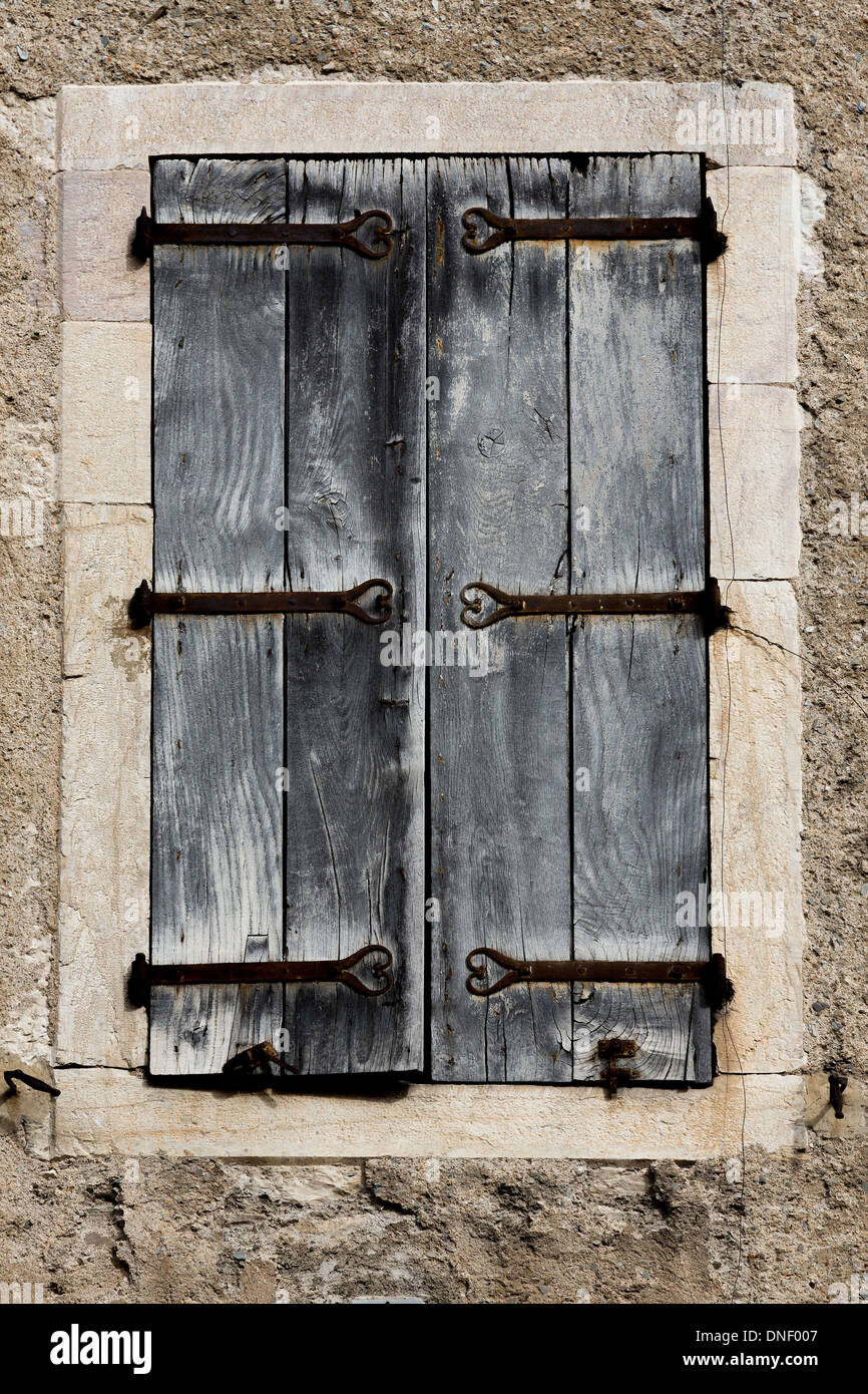 Carcassonne. Frankreich, Europa. Traditionelle alte Fenster und Fensterläden aus Holz in ein altes steinernes. Stockfoto