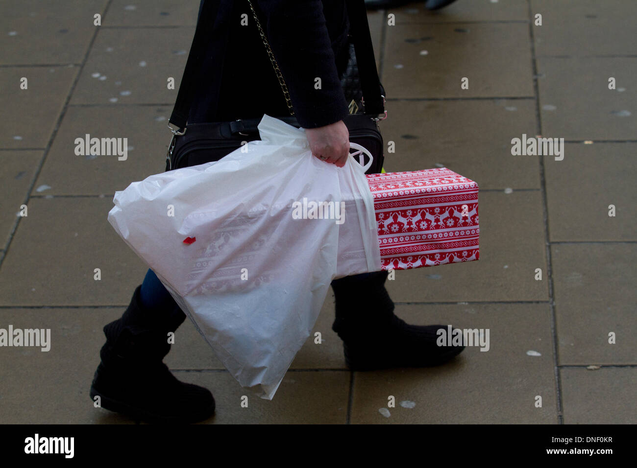 Wimbledon London, UK. 24. Dezember 2013. Shopper Eile, um ihre Last-Minute-Weihnachtsgeschenke in einer der belebtesten Einkaufstage des Jahres Credit: Amer Ghazzal/Alamy Live-Nachrichten Stockfoto