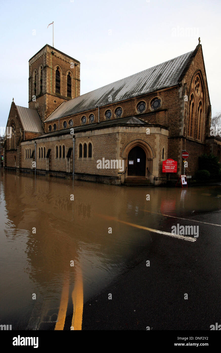 Guildford, Surrey, UK 24. Dezember 2013. Steigende Flutwasser aus dem Fluss Wey in St Nicolas Church in Millmead Guildford, verursacht durch starken Regen fallen. Bildnachweis: Bruce McGowan/Alamy Live-Nachrichten Stockfoto