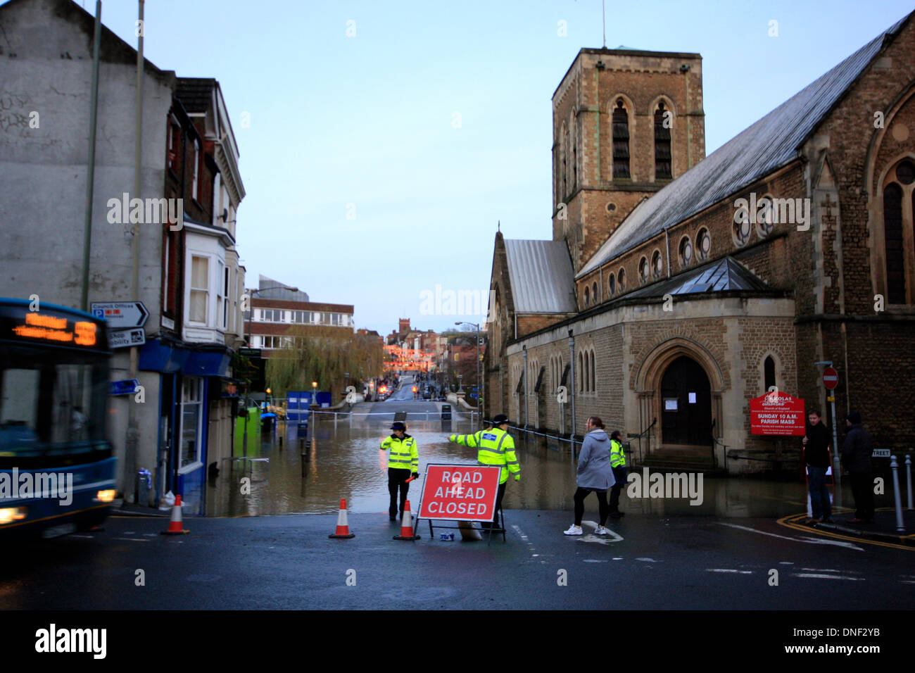 Guildford, Surrey, UK 24. Dezember 2013. Straße am Millmead von St. Nicolas Church aufgrund der steigenden Flutwasser aus dem Fluss Wey geschlossen. Polizei stoppen Verkehr und die Öffentlichkeit von dem Wasser nähern. Die Überschwemmung ist durch starke Regenfälle in den letzten 24 Stunden entstanden. Bildnachweis: Bruce McGowan/Alamy Live-Nachrichten Stockfoto
