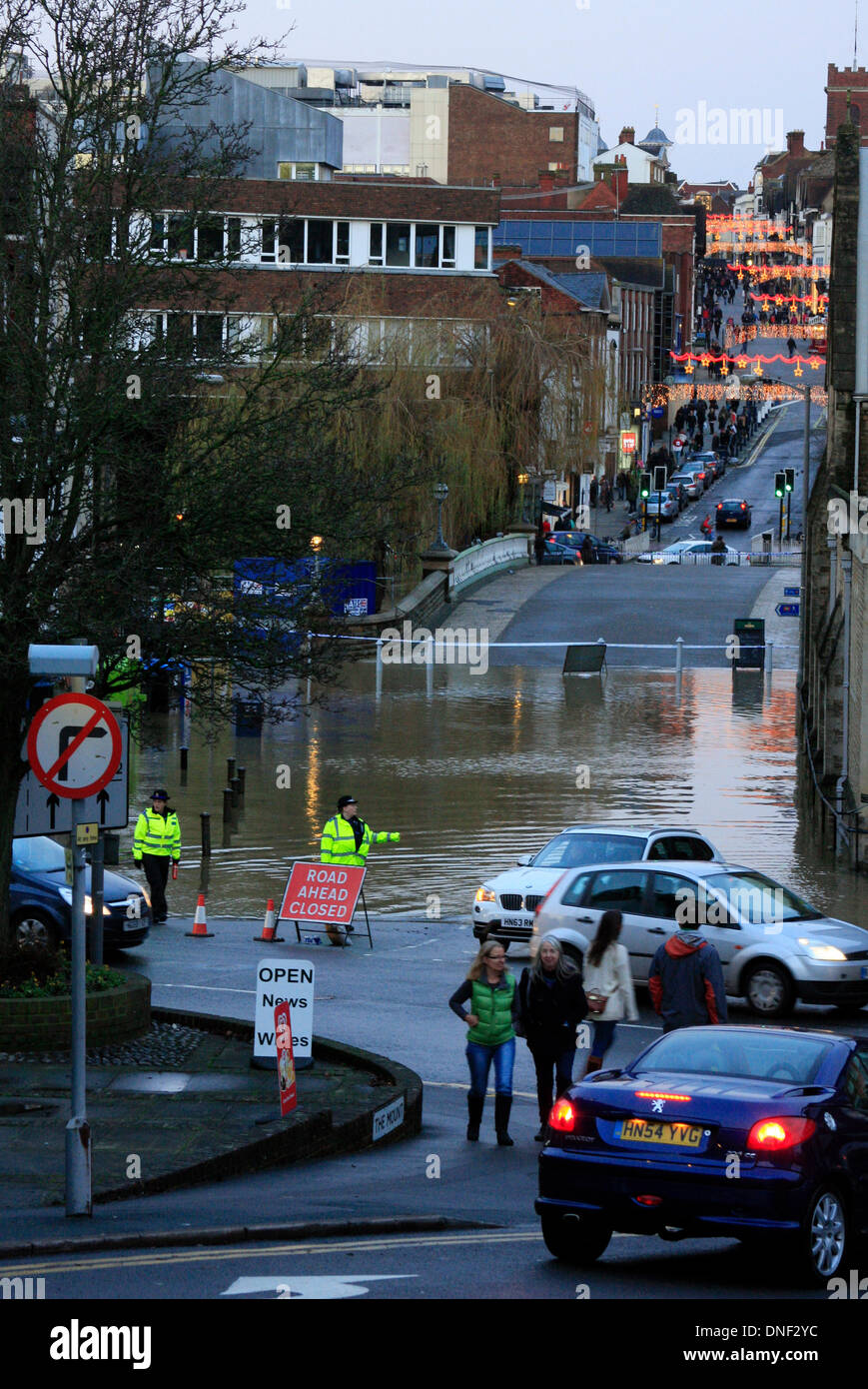 Guildford, Surrey, UK 24. Dezember 2013. Geschlossene Straße bei Millmead aufgrund der steigenden Flutwasser aus dem Fluss Wey, blockiert ein Fußgängerweg, Guildford High Street im Hintergrund. Polizei stoppen Verkehr und die Öffentlichkeit von dem Wasser nähern. Die Überschwemmung ist durch starke Regenfälle in den letzten 24 Stunden entstanden. Bildnachweis: Bruce McGowan/Alamy Live-Nachrichten Stockfoto