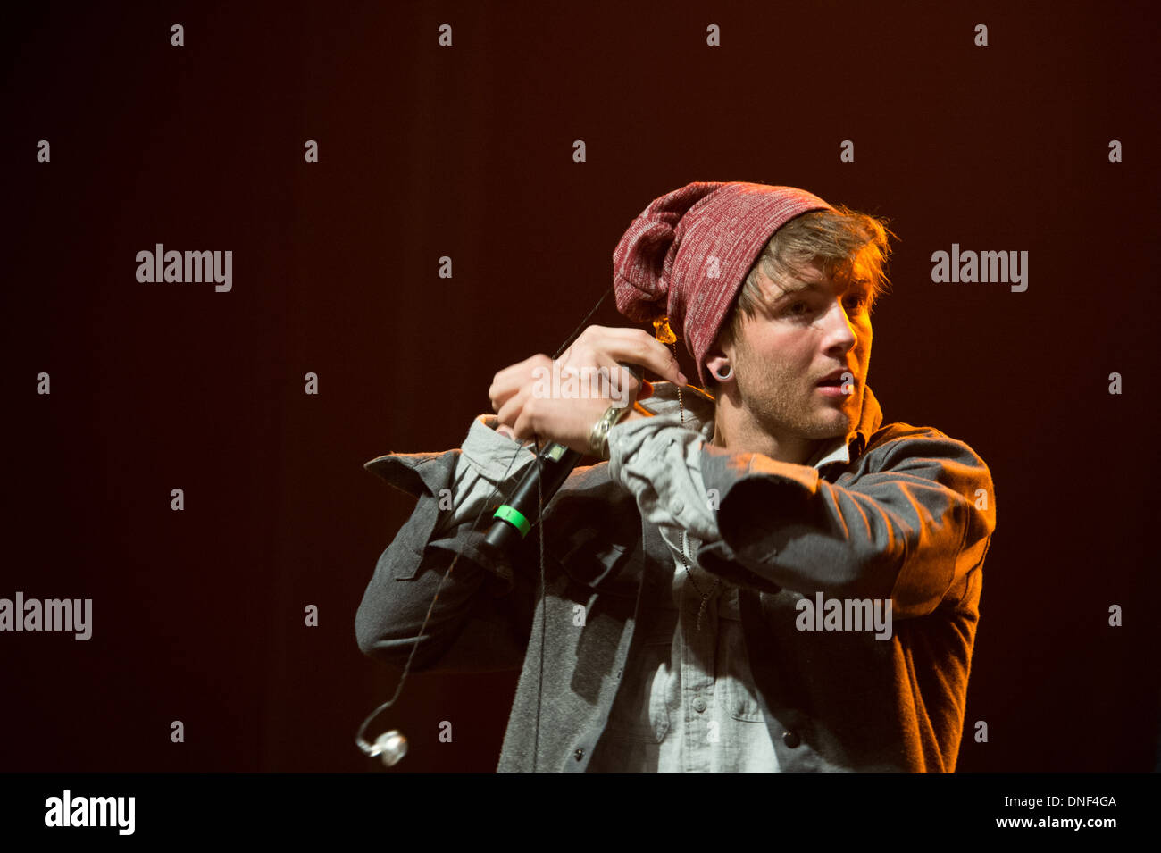 Drew Chadwick von Emblem3 führt in Supprt 107,9 The End 2013 Jingle Ball am Sacramento Memorial Auditorim im Sakrament Stockfoto