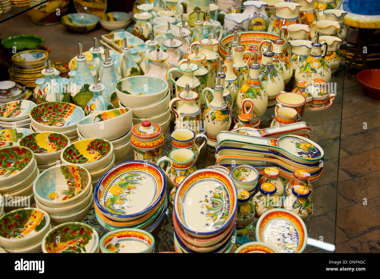 Keramik souvenir teller in orvieto -Fotos und -Bildmaterial in hoher  Auflösung – Alamy