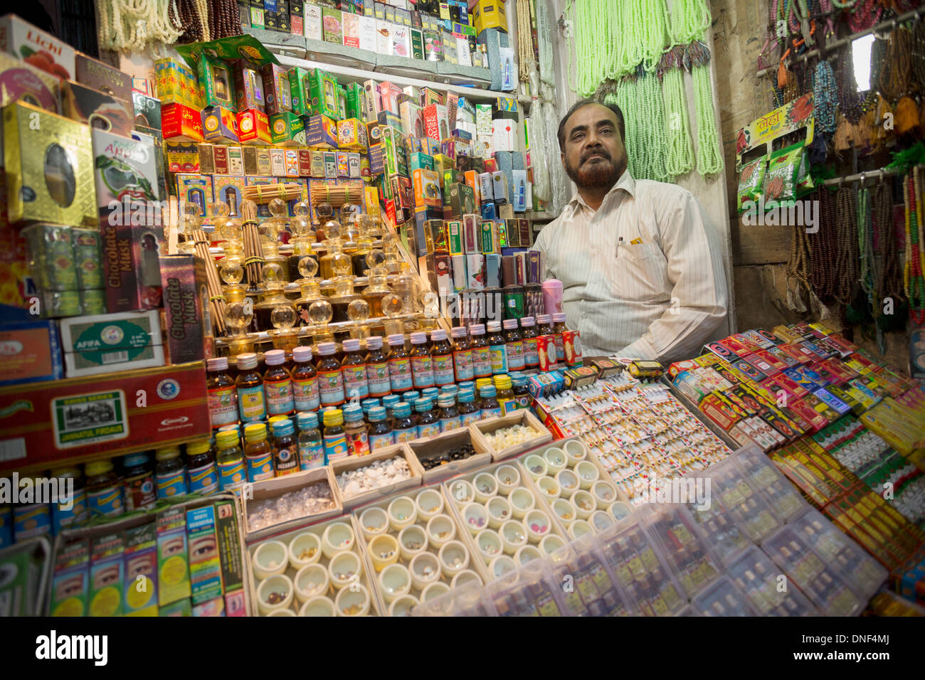 Köln, Parfüm, Duft und Schmuck Verkäufer in Kalkutta (Kolkatata), Indien. Stockfoto