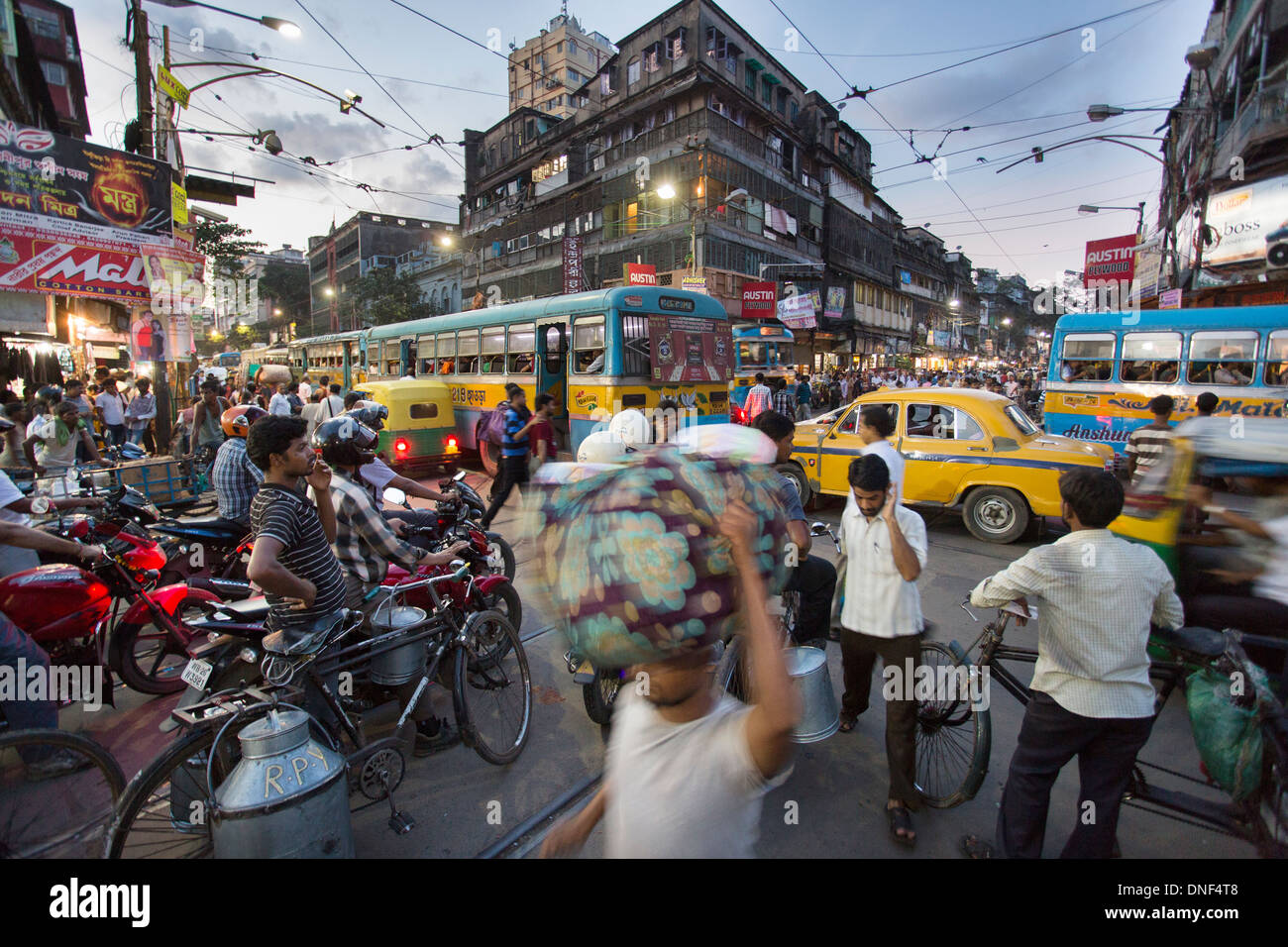 Kalkutta (Kolkata), Indien Straße Verkehr beschäftigt. Stockfoto