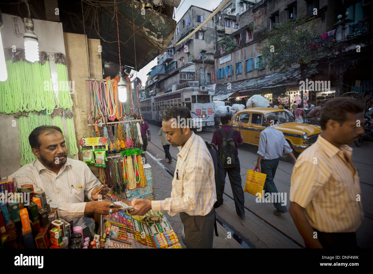 Kaufen Sie entlang einer belebten Straße Kalkutta (Kolkata), Indien ein Stockfoto