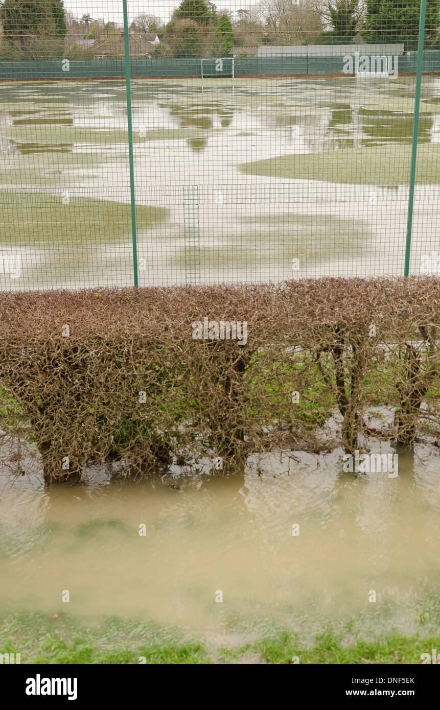 Spielfelder Wanderweg im Flut Flugzeug an der Tonbridge Schule als Fluss Medway Überschwemmungen Aue überflutet Stockfoto