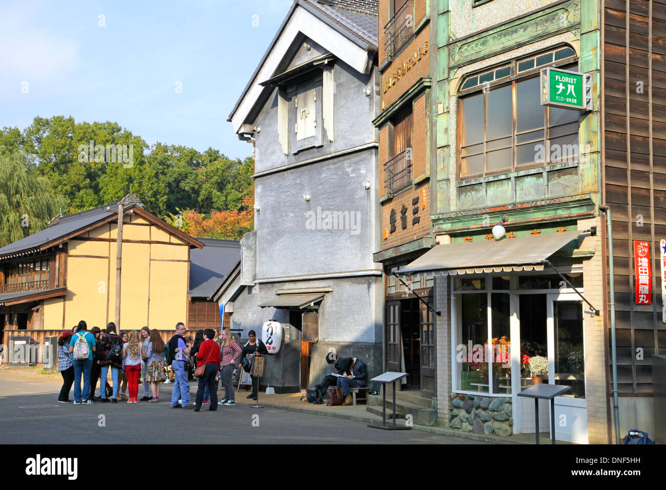 Alten Läden in einer Straße im Edo-Tokyo Open Air Architectural Museum Stockfoto