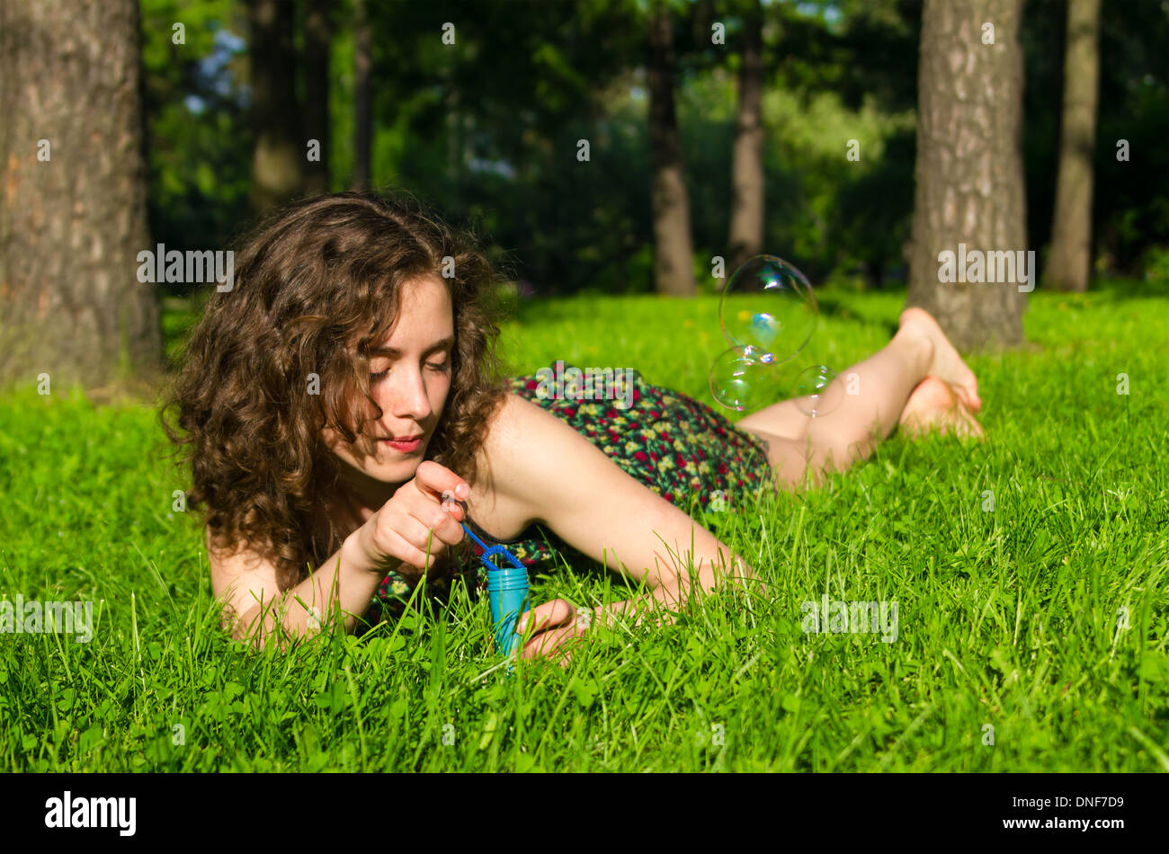 Junge hübsche Frau Seifenblasen im park Stockfoto