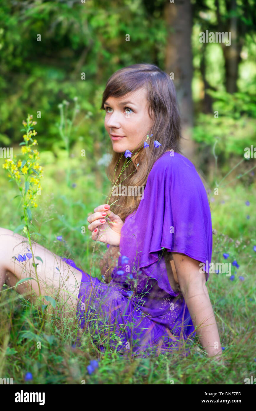 hübsche Frau auf einem Feld Stockfoto