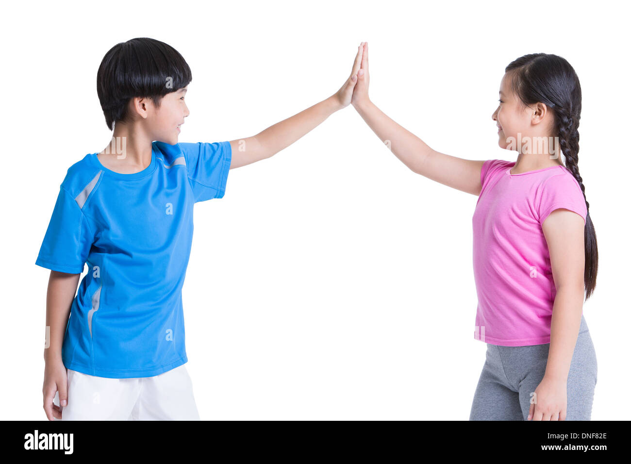 Glückliche Kinder geben High-Five Stockfoto