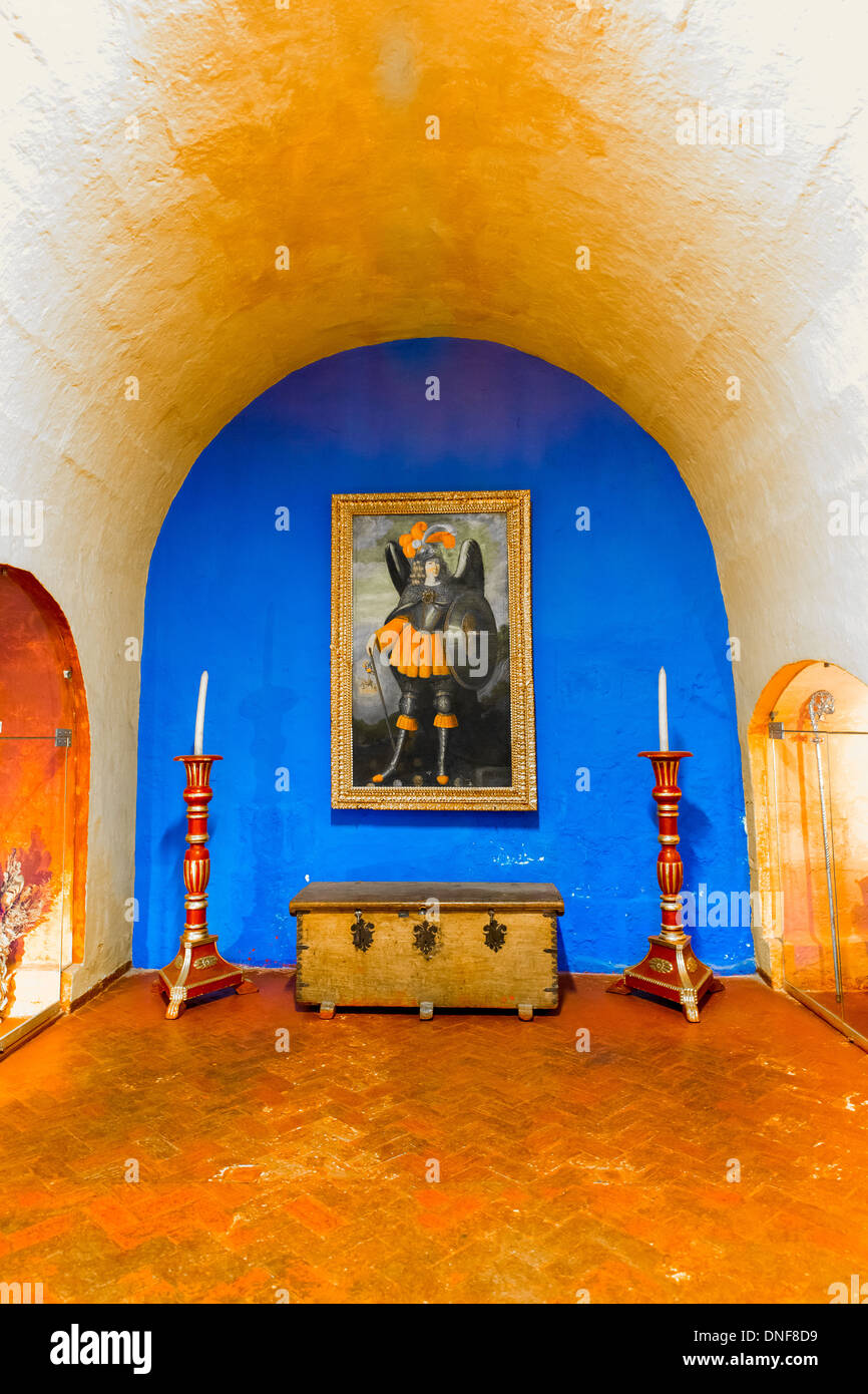 Altar und Symbole in der alten Kirche in Arequipa, Peru, Südamerika. Arequipa die Plaza de Armas zählt zu den schönsten in Peru. Stockfoto