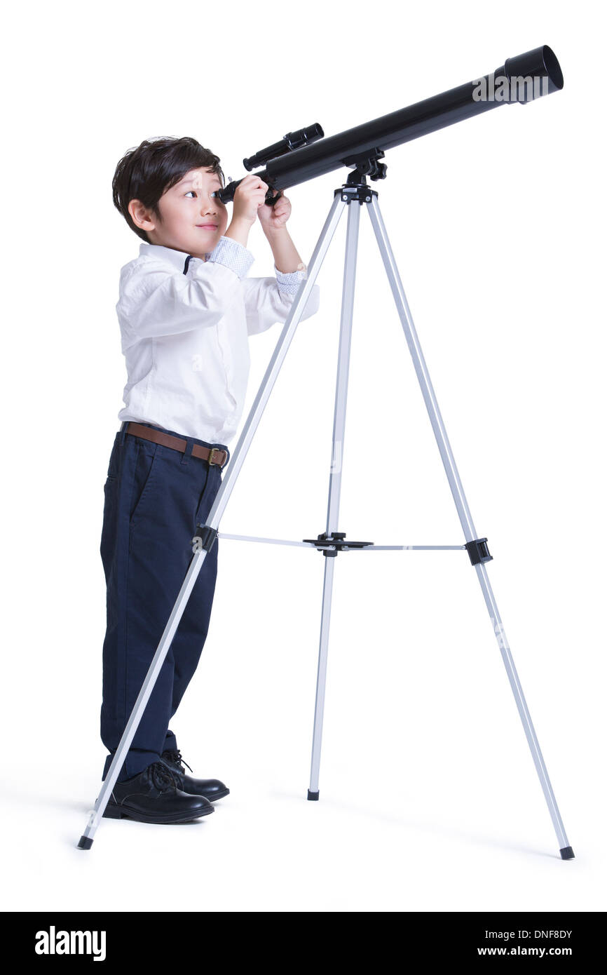 Süsser Boy auf der Suche durch ein astronomisches Fernrohr Stockfoto