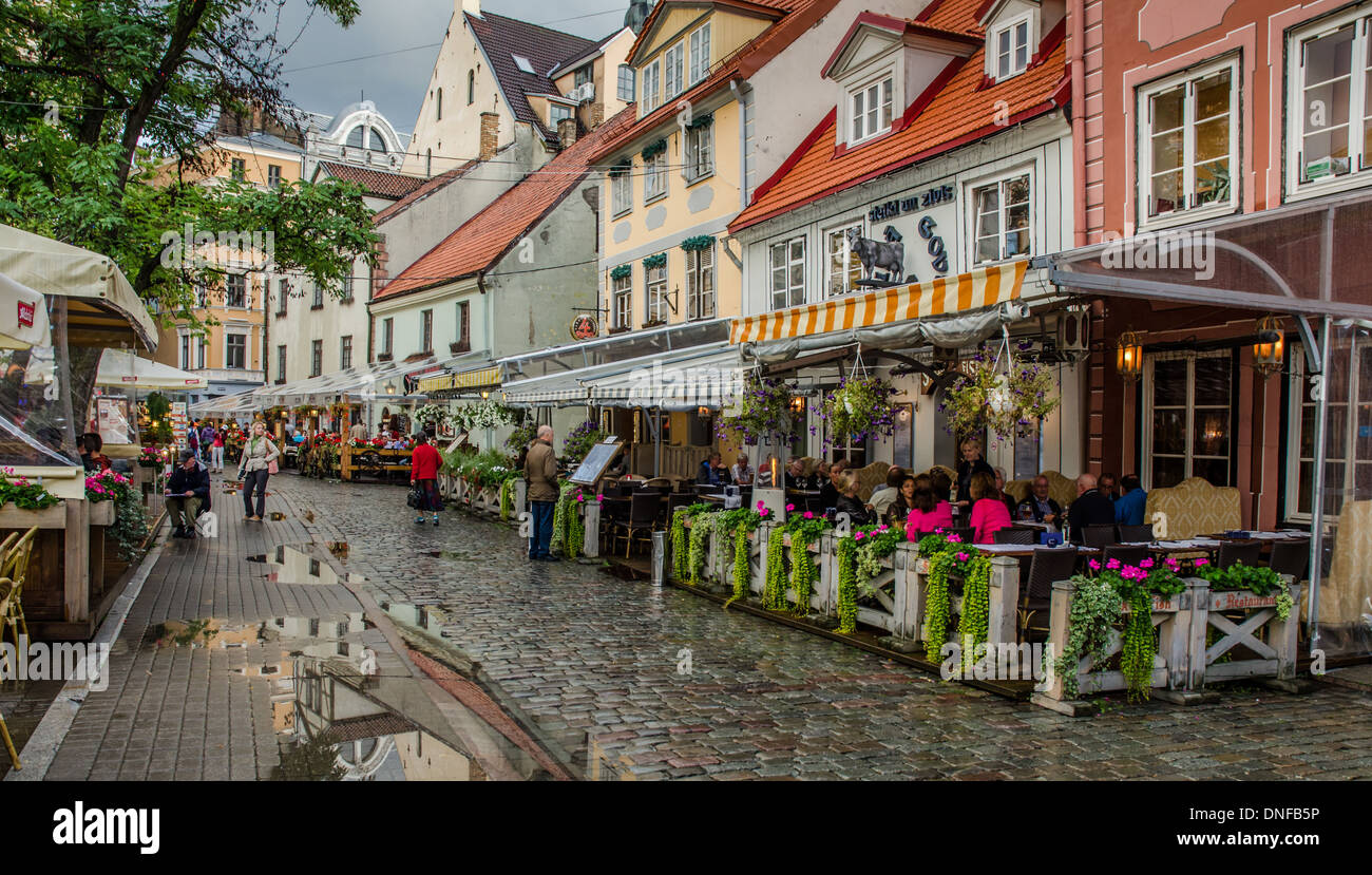 RIGA Lettland 15 AUG: Abend Blick auf die Straßencafés in der Altstadt von Riga auf Meistaru Straße am 15. august 2013 Stockfoto