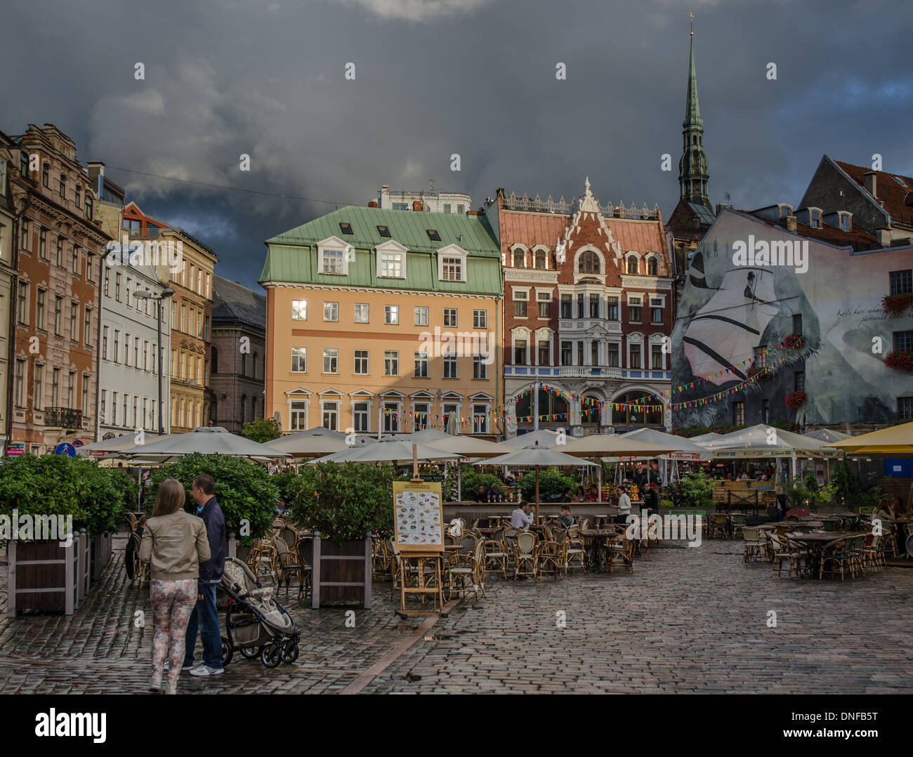 RIGA Lettland 15 AUG: Abend Blick auf die Straßencafés in der Altstadt von Riga am Doma Square am 15. august 2013 Stockfoto