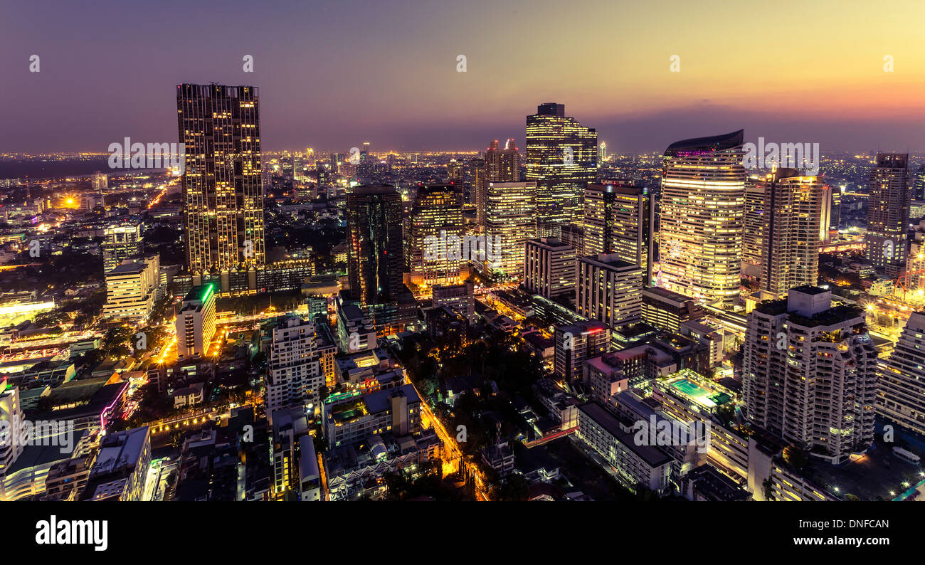 Blick auf Bangkok Stadt in der Nacht vom höchsten Gebäude Stockfoto