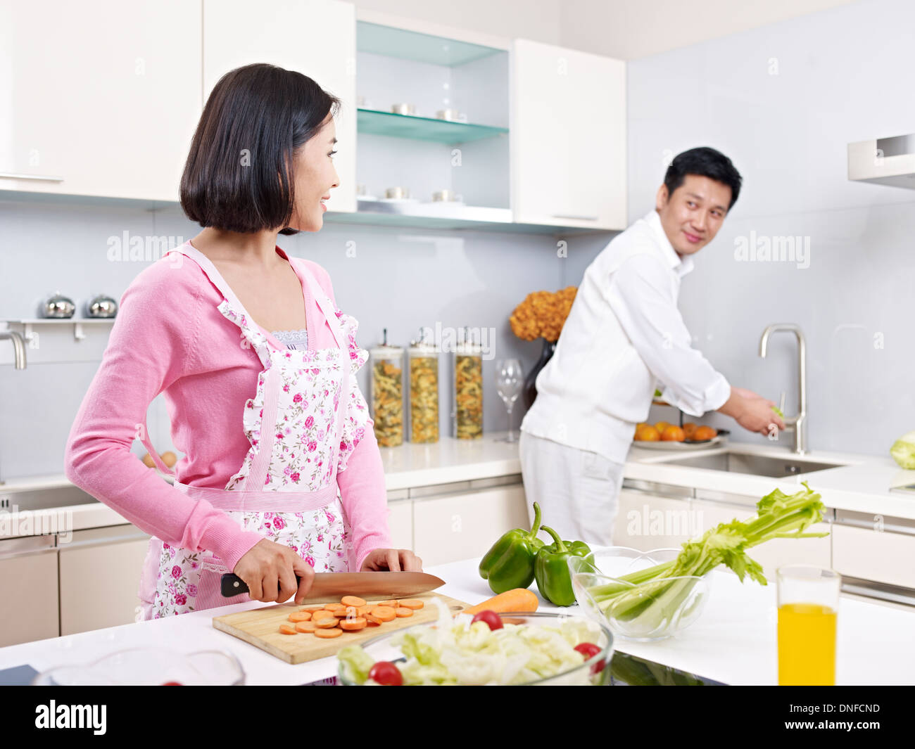 asiatische Liebespaar in Küche Stockfoto