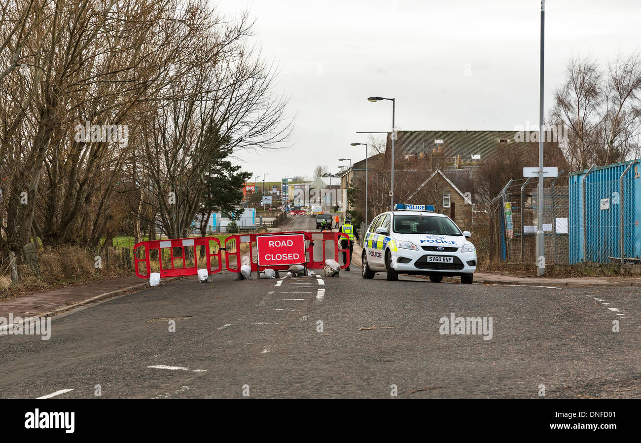 Dies ist Linkwood Road, Elgin, Moray, Schottland am Weihnachtstag 2013 nach den orkanartigen Winden am Heiligabend. Die Straße wurde geschlossen wegen Bestandteil einer verfallenen Gebäude auf die Straße durch den Sturm Windstärke zusammenbricht. Das Gebäude ist im Besitz von Robertson Gruppe, 10 Perimeter Road, Pinefield, Elgin IV30 6AE. Bildnachweis: JASPERIMAGE/Alamy Live-Nachrichten Stockfoto