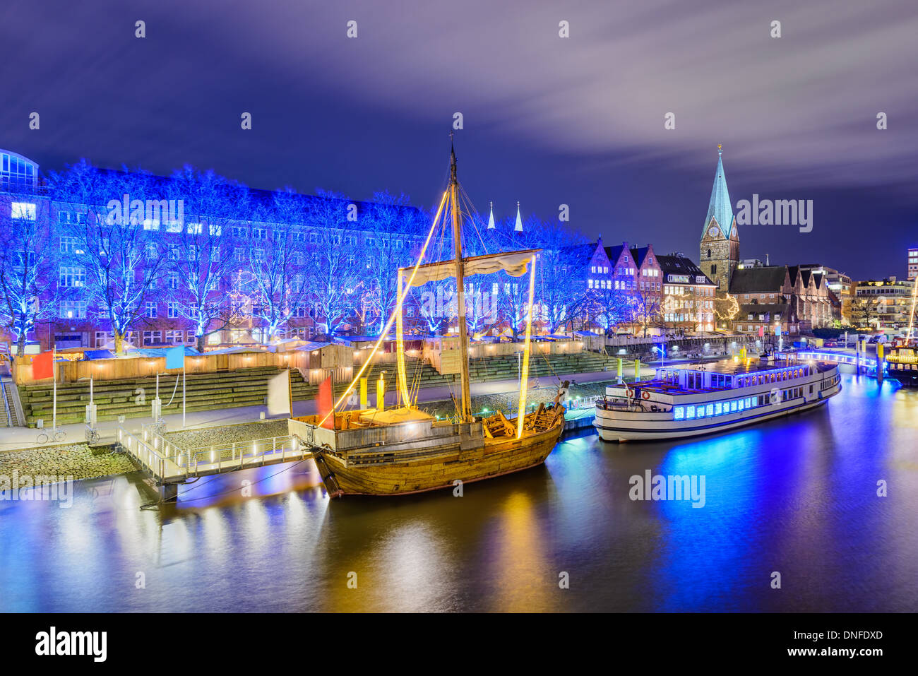 Weihnachtsbeleuchtung Markt am Flussufer in Bremen, Deutschland Stockfoto