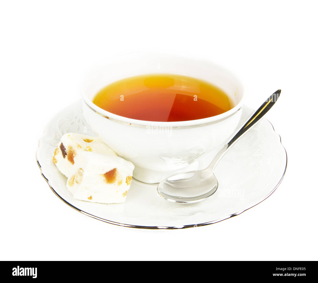 Eine Tasse Tee mit Süßigkeiten auf weißem Hintergrund Stockfoto