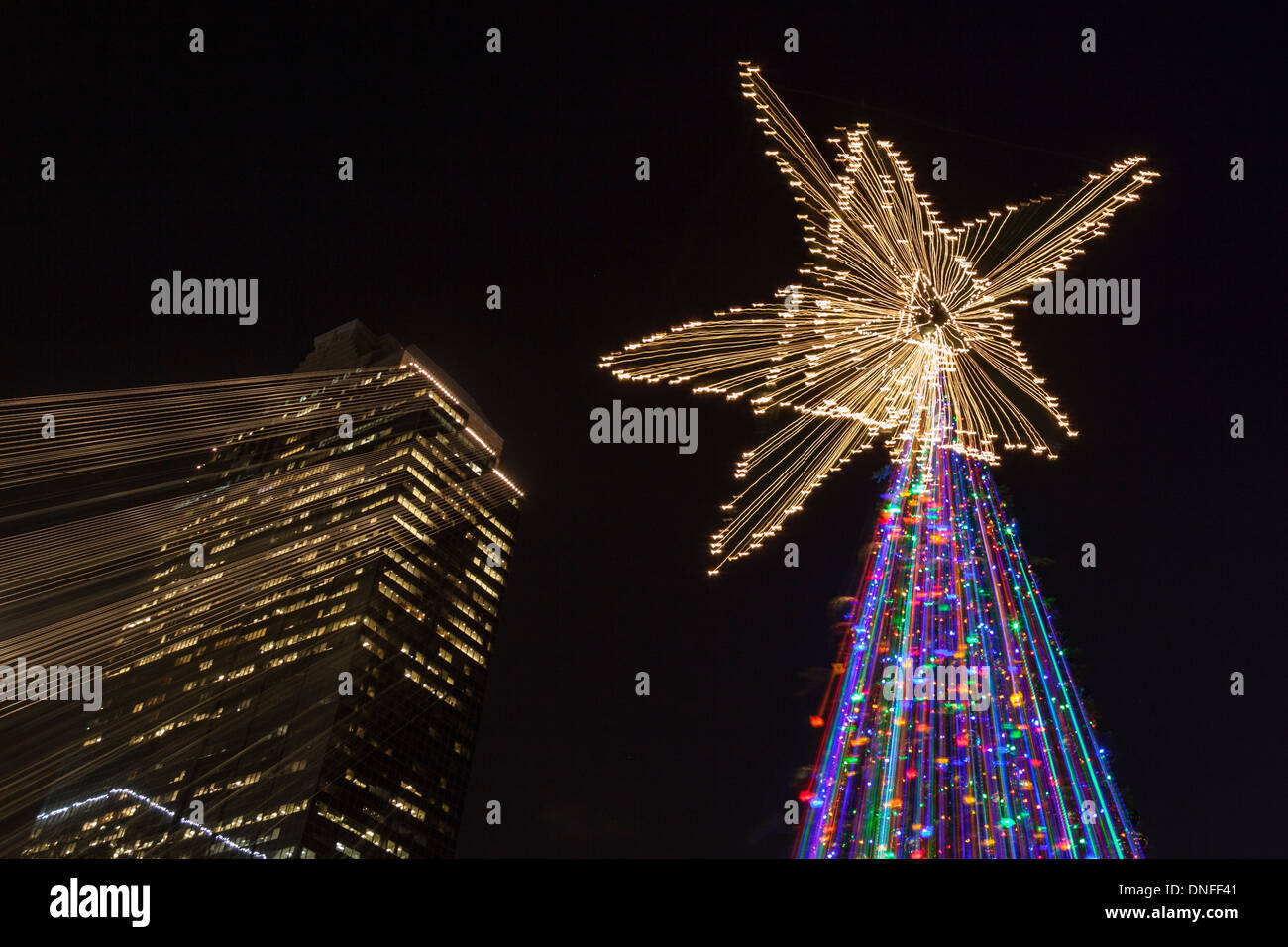 Weihnachtsbaum Lichter in der Innenstadt von Houston in der Nacht. Stockfoto
