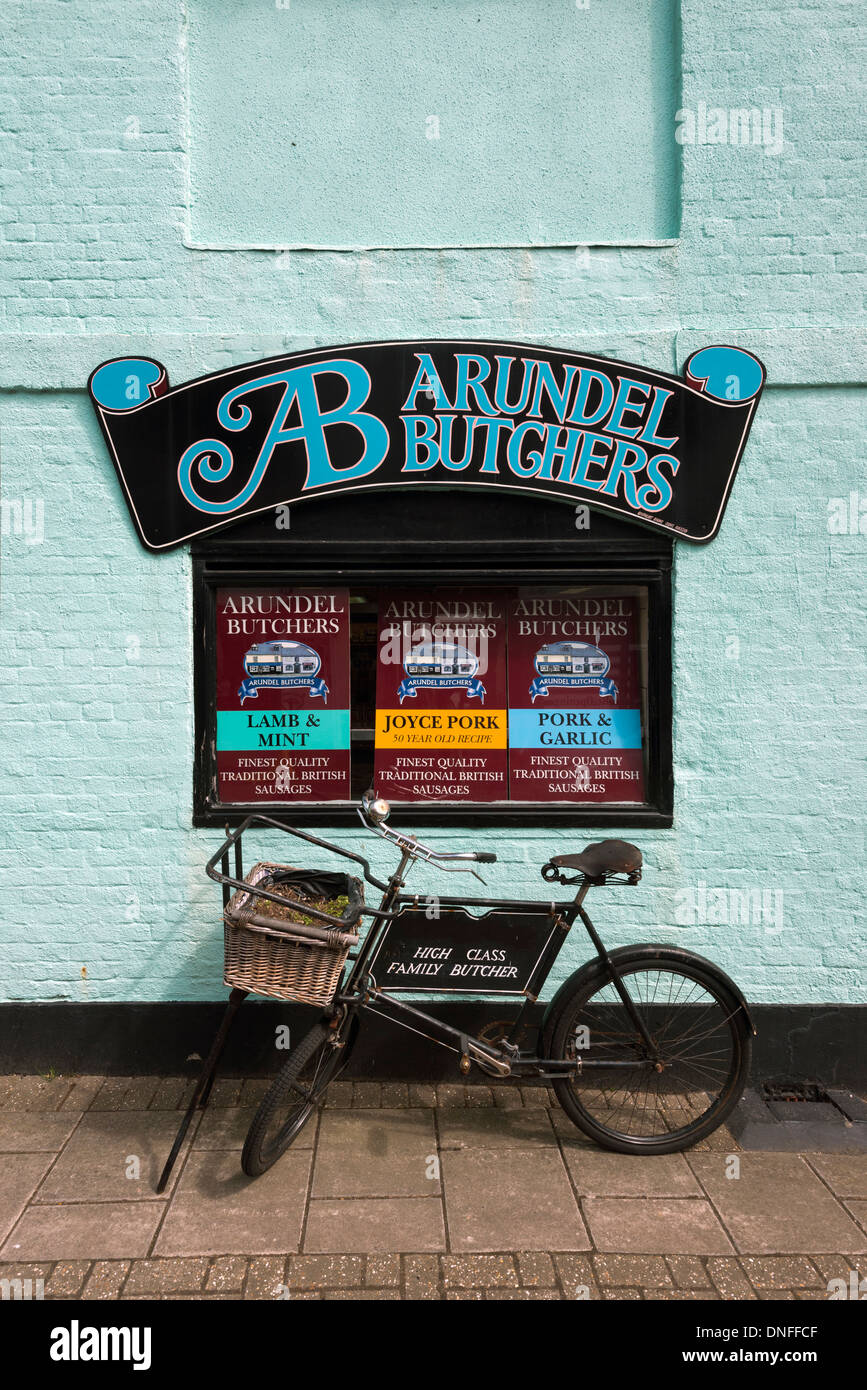 Traditionelle Fleisch Lieferung Fahrrad geparkt außerhalb Arundel Metzger Shop außerhalb Arundel Metzger Shop Arundel West Sussex UK Stockfoto