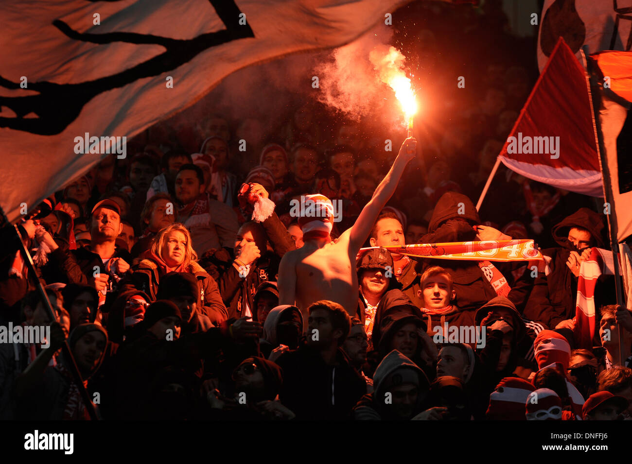 Fans der deutschen Fußball Bundesliga Club FC Köln (Köln) feiern ihr Team brennen Fackeln Stockfoto
