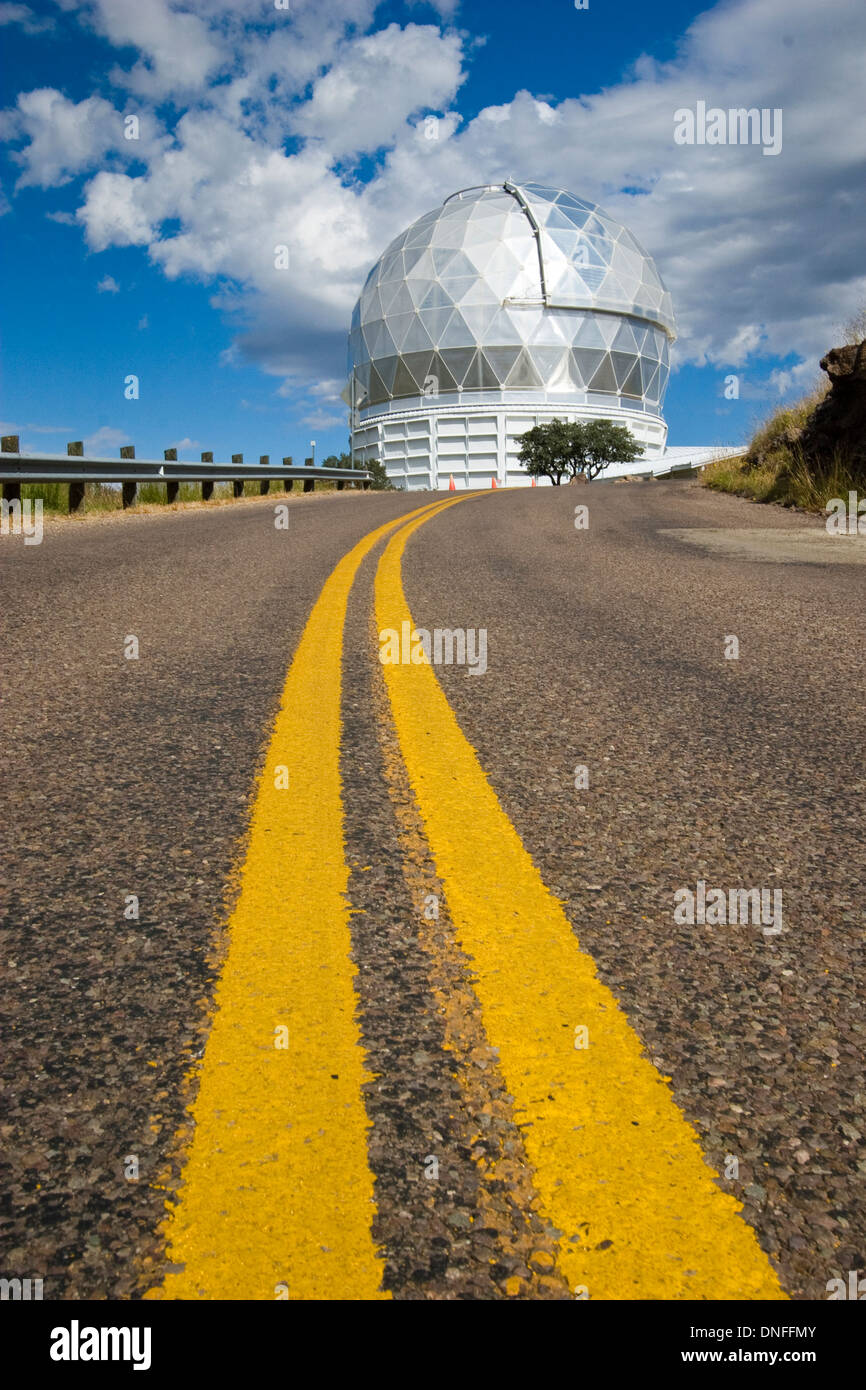 Center Line auf der Straße zum McDonald Observatory in Davis Mountains im Südwesten von Texas. Stockfoto