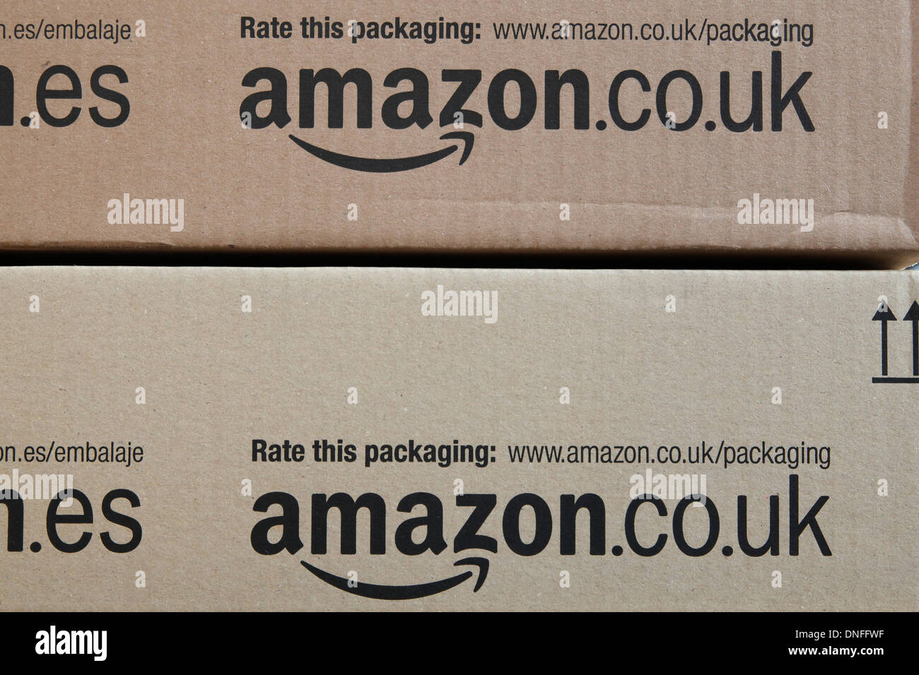 Amazon-Boxen mit Logo und Web-adresse Stockfoto