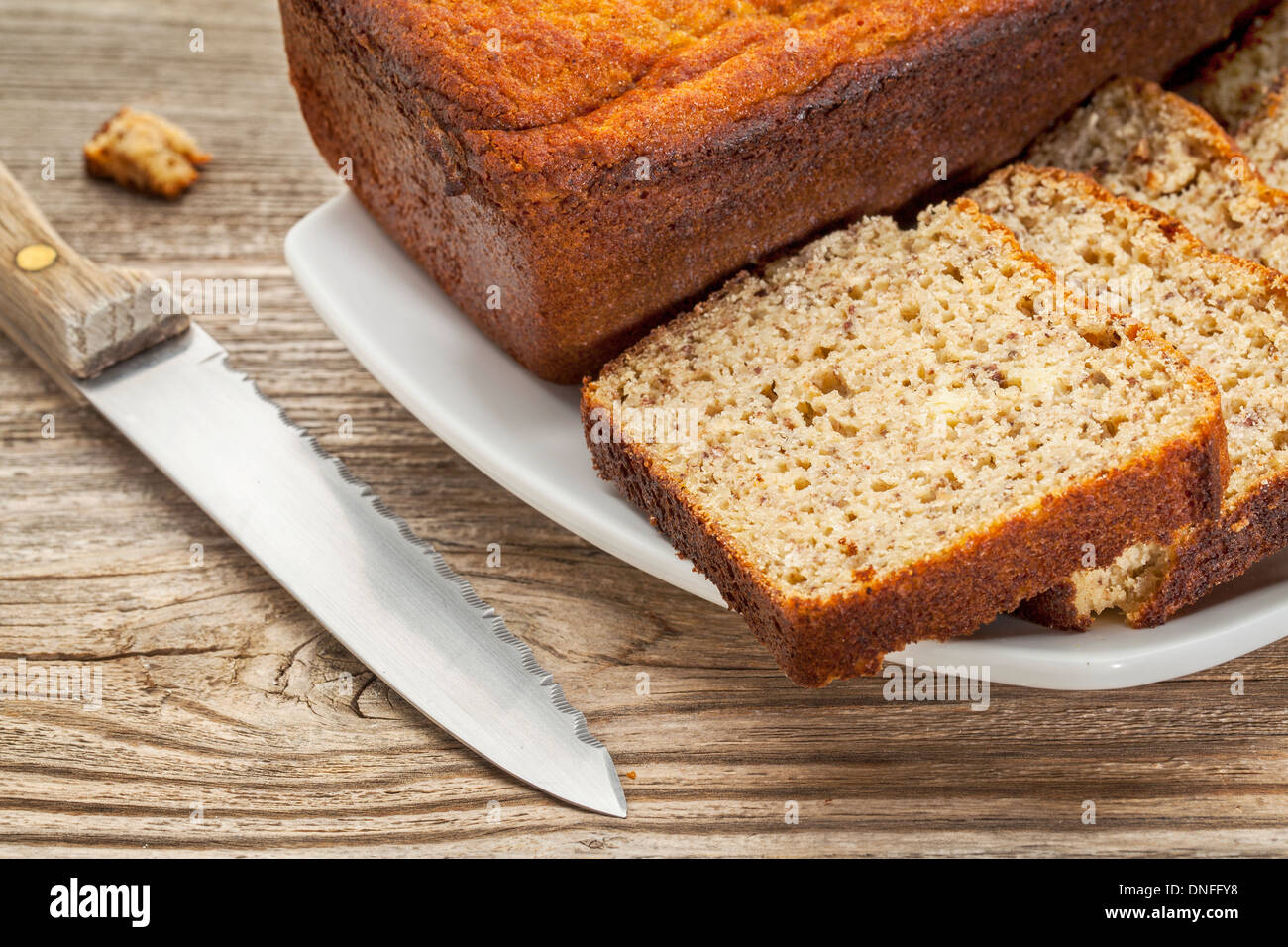 Scheiben von frisch gebackenem, glutenfreies Brot mit Mandeln und Kokos Mehl und Leinsamen Mahlzeit gemacht Stockfoto