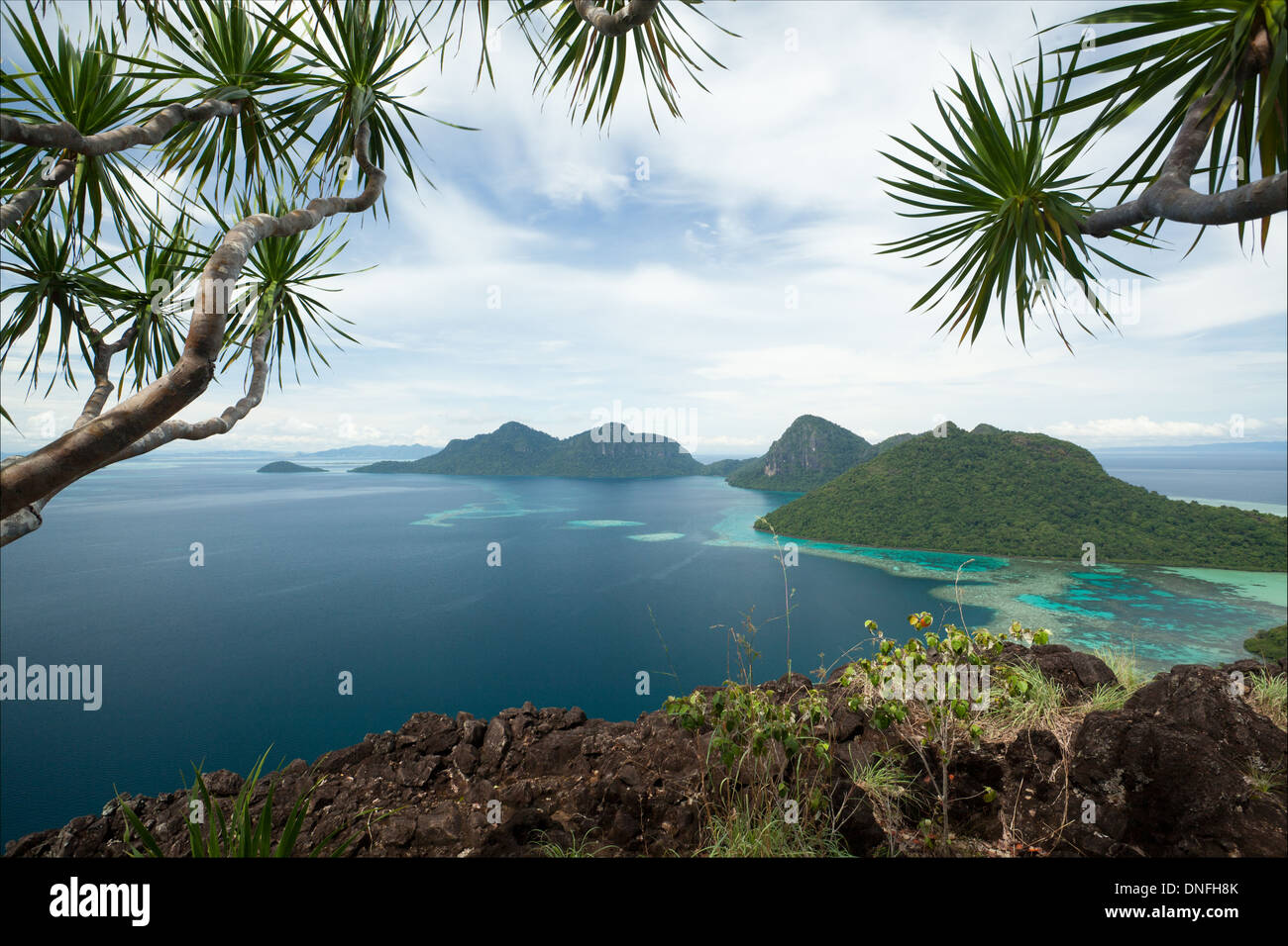 Blick von oben auf eine Insel. Inseln bilden die Zusammensetzung und die Tiefe der Bildung Gewässer bilden attraktive natürliche Farben Stockfoto