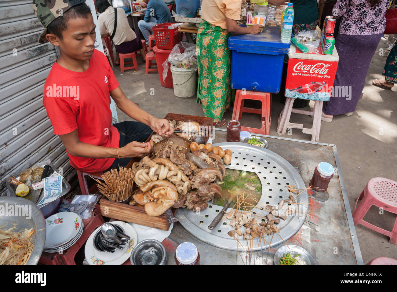 Yangon, Myanmar, bereitet Straßenhändler Innereien als Nahrung in Yangon im Oktober 2013 zu verkaufen. Stockfoto
