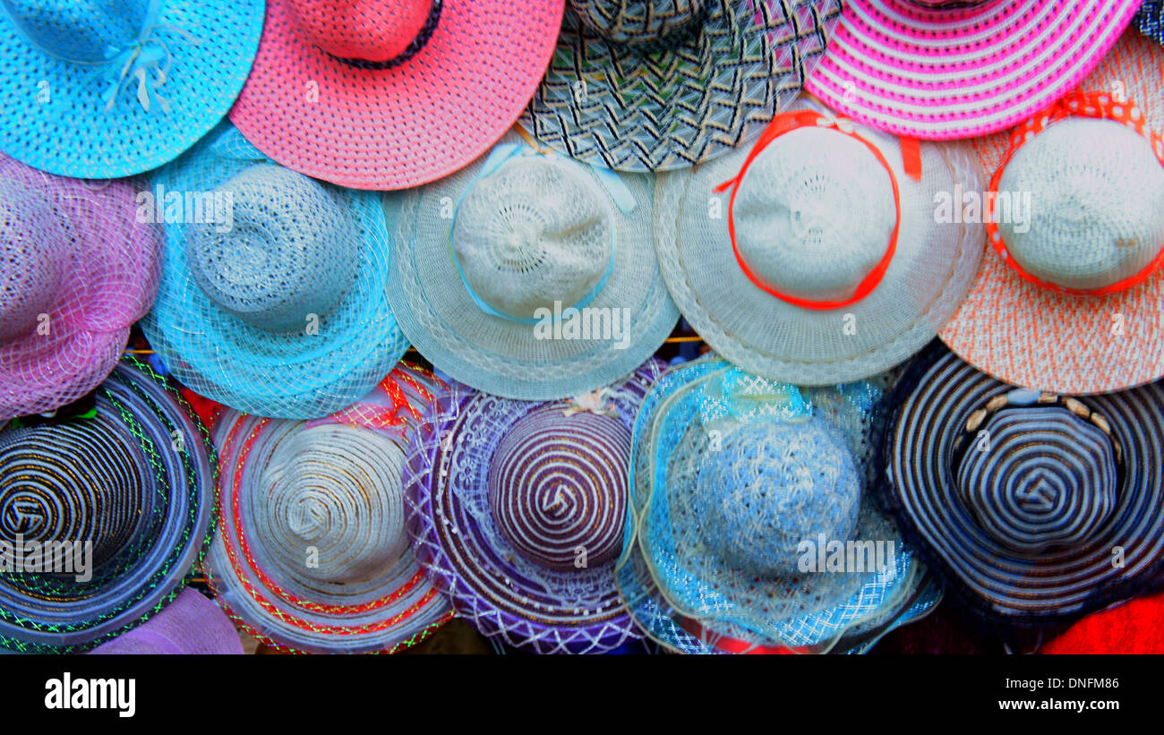 Damen Sonne Hüte zum Verkauf an einem Marktstand Stockfoto