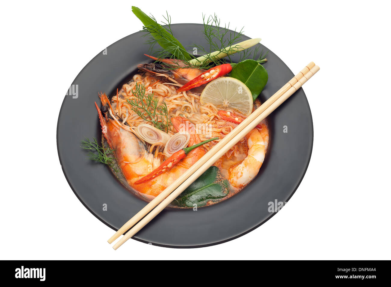 Tom Yum Goong pikante Meeresfrüchte Nudeln isoliert auf weiss Stockfoto